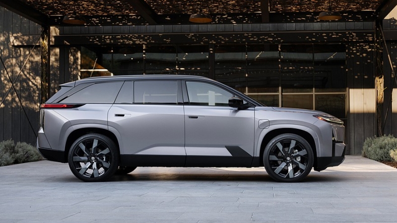 Toyota Highlander нового поколения подрос в габаритах и получил только электрическую технику