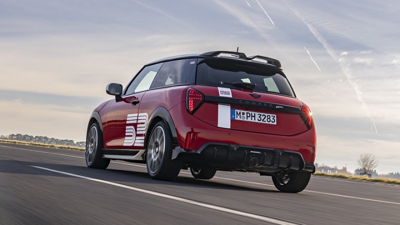 Трёхдверный хэтчбек Mini Cooper обзавёлся спецверсией 1965 Victory Edition