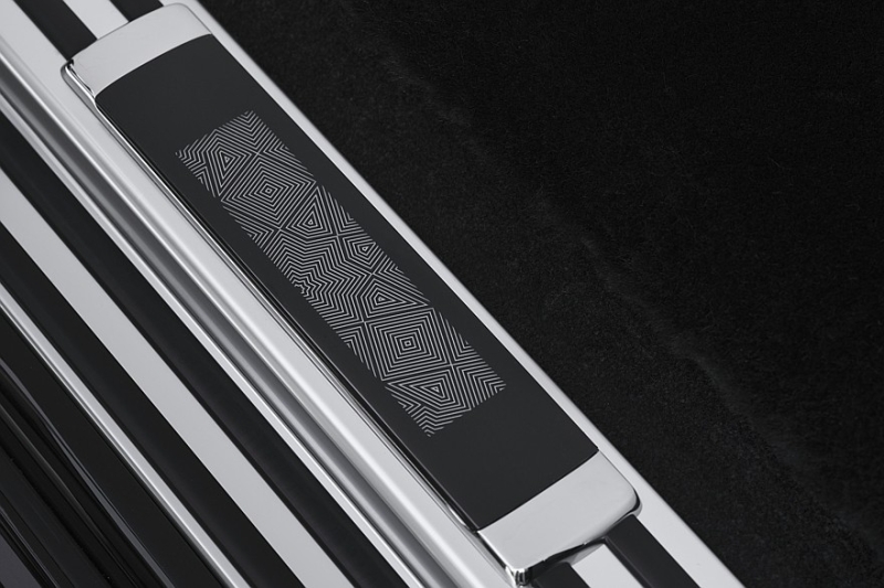 У Rolls-Royce Phantom появилась эксклюзивная версия с лазерной гравировкой на капоте