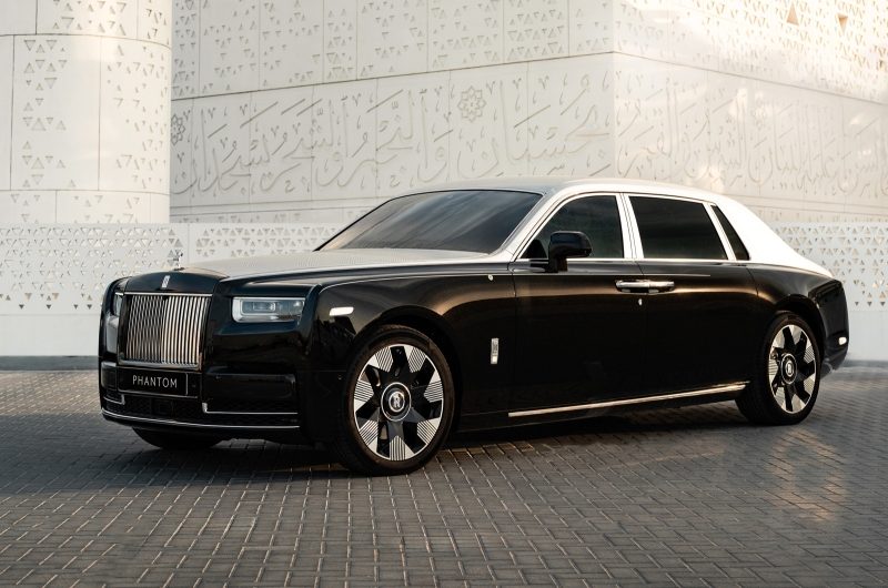 У Rolls-Royce Phantom появилась эксклюзивная версия с лазерной гравировкой на капоте