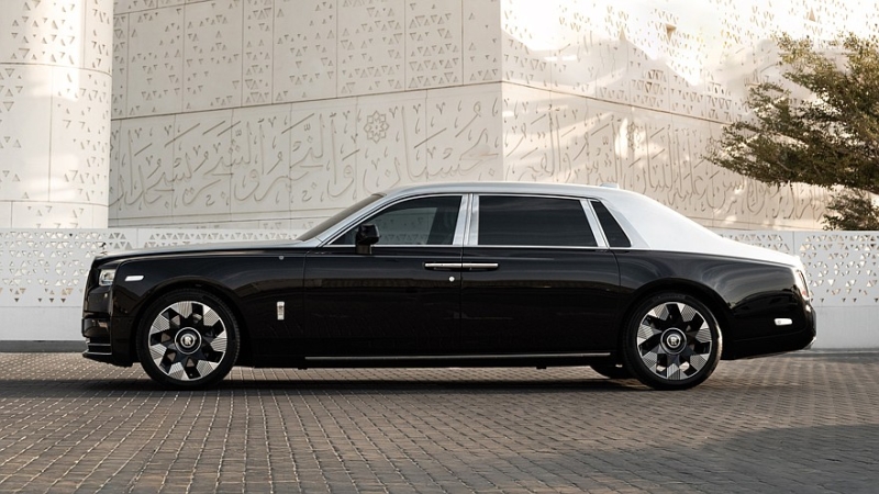 У Rolls-Royce Phantom появилась эксклюзивная версия с лазерной гравировкой на капоте
