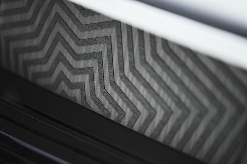 У Rolls-Royce Phantom появилась эксклюзивная версия с лазерной гравировкой на капоте