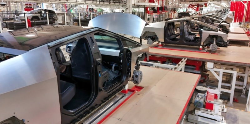 Вынужденная щедрость: дешёвый Tesla Cybertruck выходит на рынок с полным приводом