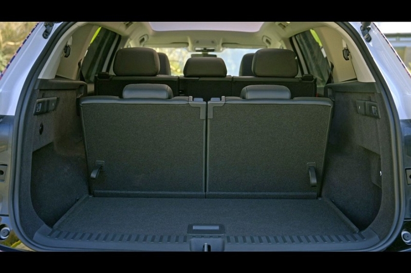 Флагманский кроссовер Skoda Peaq: новые официальные фото и характеристики