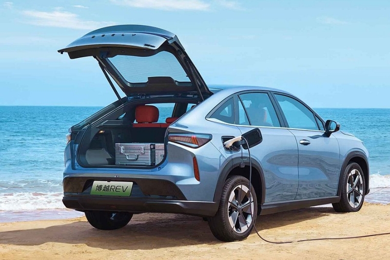 Купеобразный кроссовер Geely Atlas REV выходит на рынок