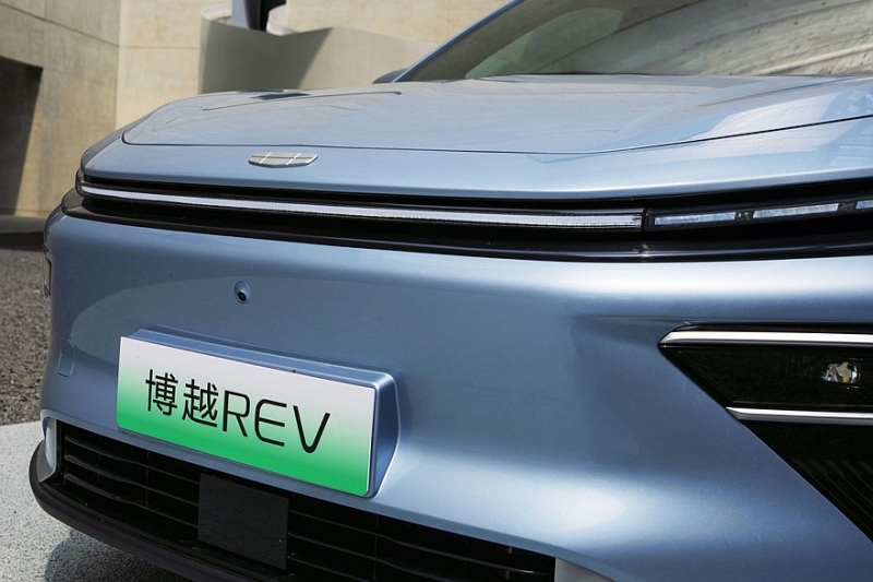 Купеобразный кроссовер Geely Atlas REV выходит на рынок