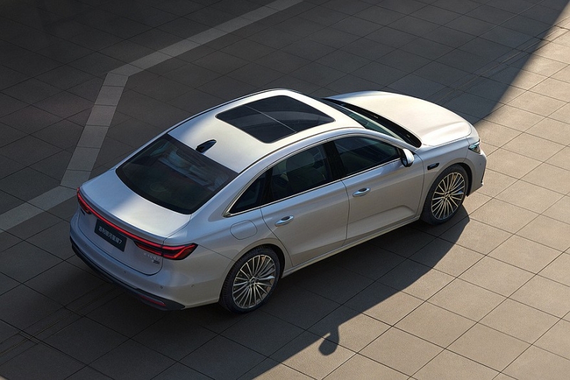 Полноприводный седан Geely Galaxy Starshine 7: новые фото и подробности