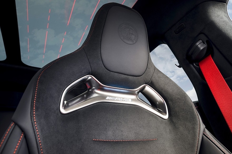 Раскрыт салон нового Mercedes-AMG GT 4-door Coupe: засилье экранов и гламурный потолок