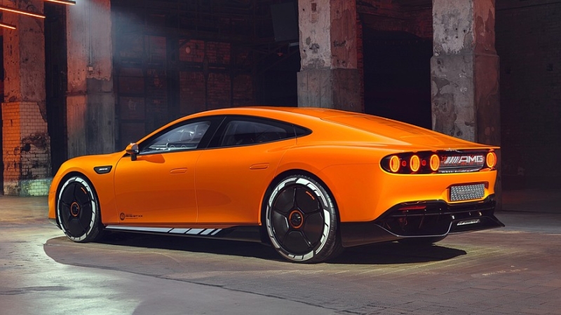 Раскрыт салон нового Mercedes-AMG GT 4-door Coupe: засилье экранов и гламурный потолок