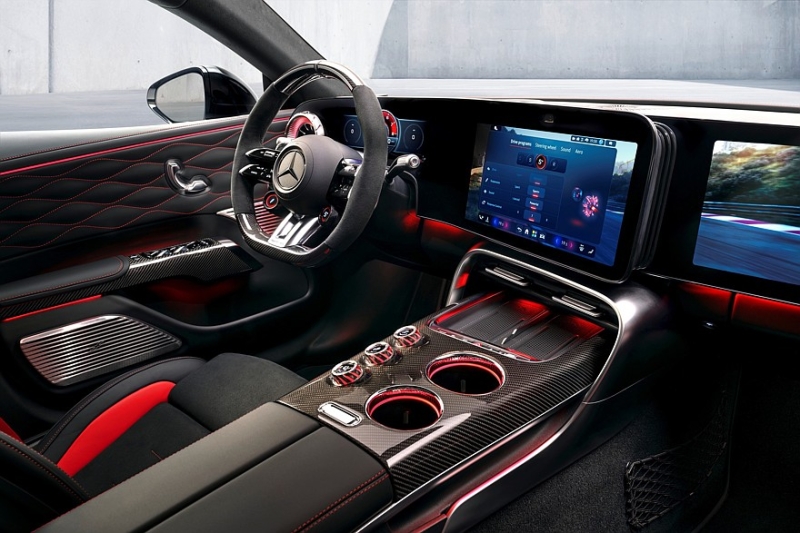 Раскрыт салон нового Mercedes-AMG GT 4-door Coupe: засилье экранов и гламурный потолок