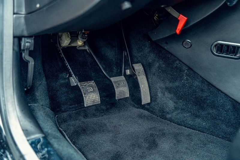 Автолегенда 1990-х: один из трёх выпущенных седанов Bugatti EB112 продадут на аукционе