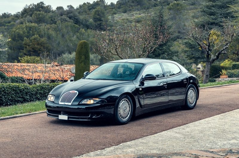 Автолегенда 1990-х: один из трёх выпущенных седанов Bugatti EB112 продадут на аукционе