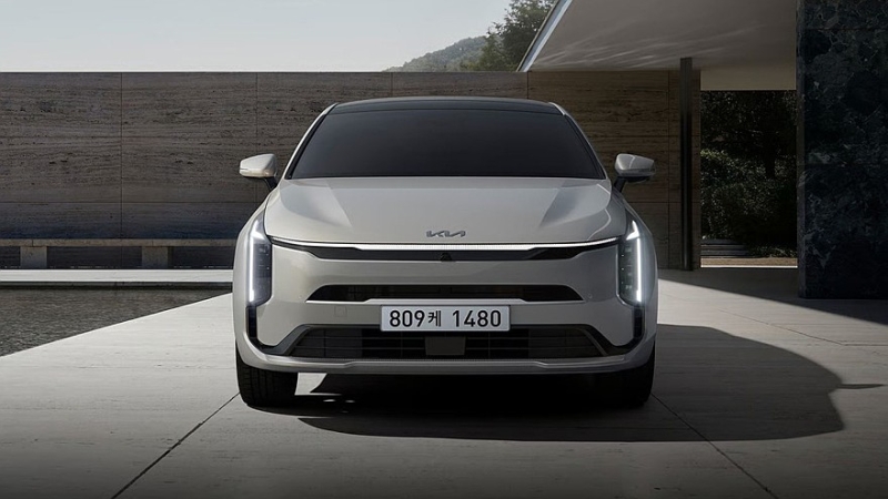 Большой седан Kia K8 получил скромные обновки к следующему модельному году