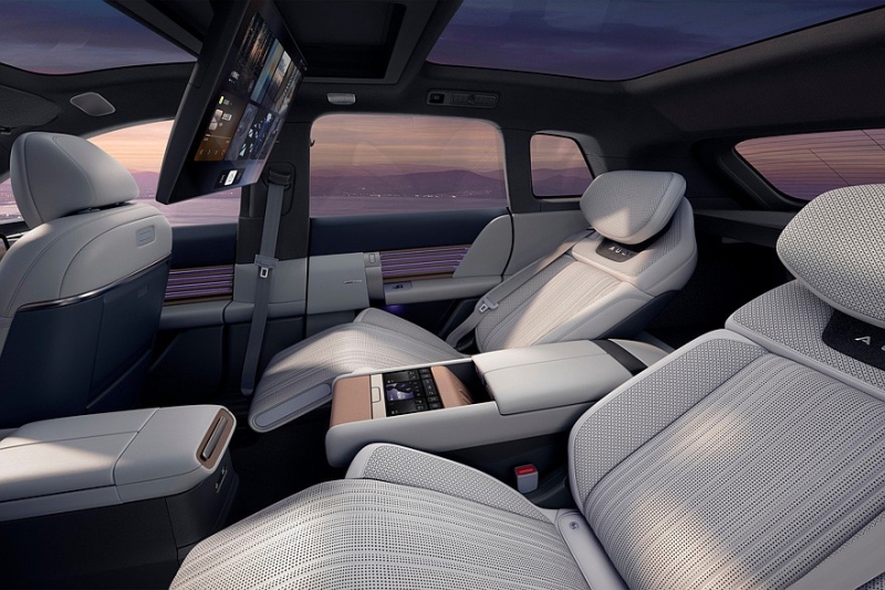 Кроссовер AUDI E7X показал свой роскошный интерьер