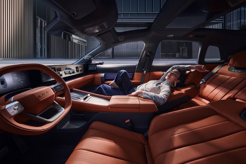 Кроссовер AUDI E7X показал свой роскошный интерьер