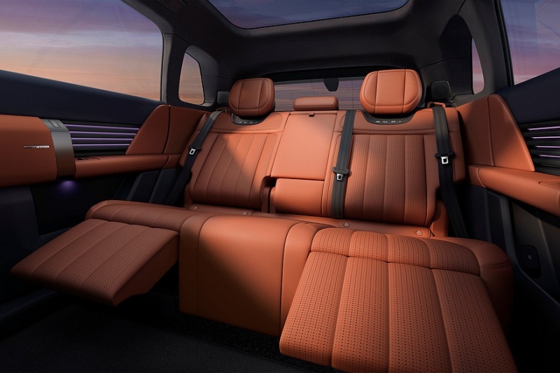 Кроссовер AUDI E7X показал свой роскошный интерьер