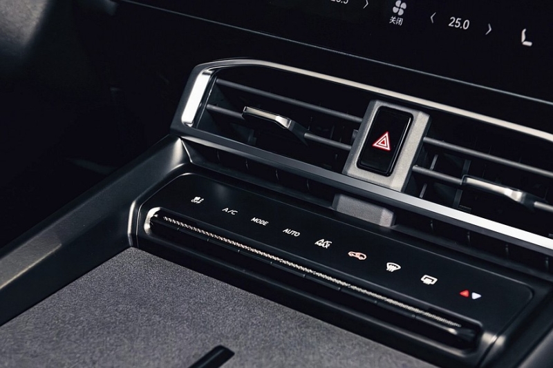 Кроссовер Soueast S06 стартует в России: есть полный привод