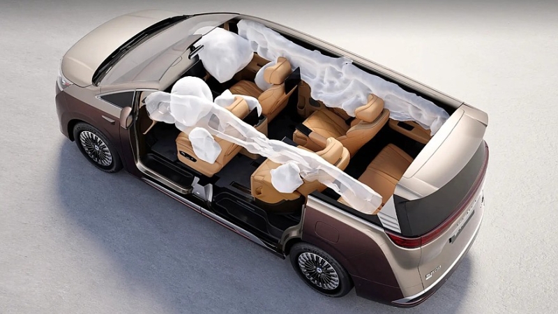 Обновлённый минивэн Denza D9 выходит на рынок: новая техника и до 10 экранов в салоне