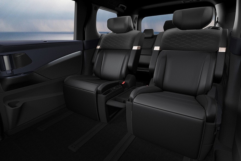 Ещё не поступивший в продажу новый Nissan Elgrand получил несколько особых версий