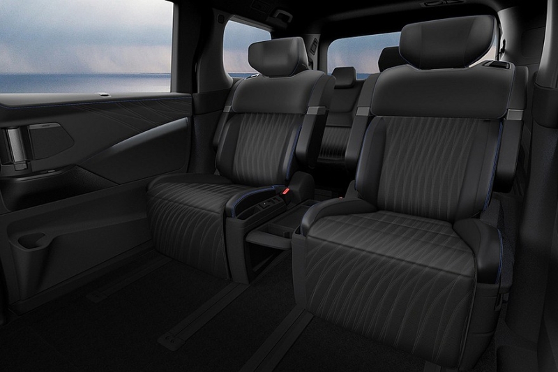 Ещё не поступивший в продажу новый Nissan Elgrand получил несколько особых версий
