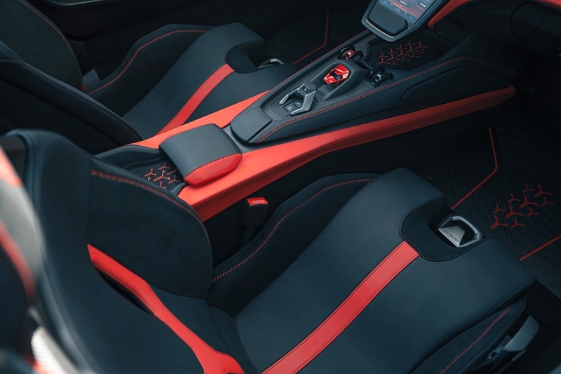 Lamborghini Fenomeno Roadster: космическая цена, ревущий V12 и никакой защиты от дождя
