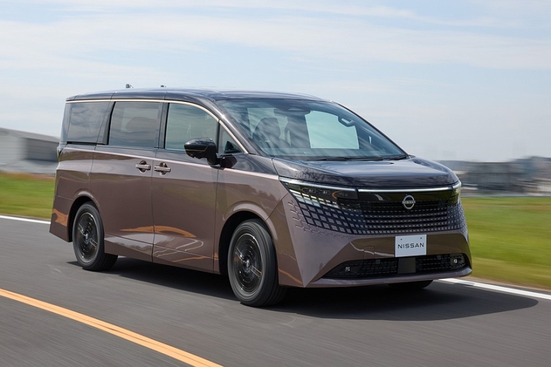 Минивэн Nissan Elgrand нового поколения показали живьём перед скорым запуском