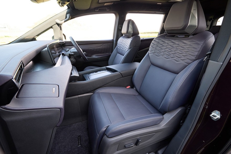 Минивэн Nissan Elgrand нового поколения показали живьём перед скорым запуском