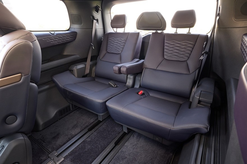 Минивэн Nissan Elgrand нового поколения показали живьём перед скорым запуском