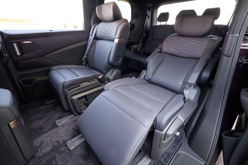 Минивэн Nissan Elgrand нового поколения показали живьём перед скорым запуском