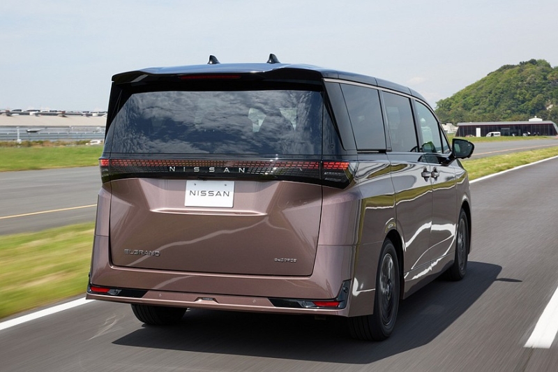 Минивэн Nissan Elgrand нового поколения показали живьём перед скорым запуском