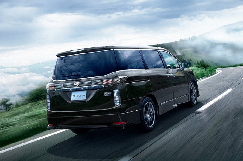 Минивэн Nissan Elgrand нового поколения показали живьём перед скорым запуском