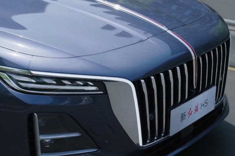 Обновлённый седан Hongqi H5 поступил в продажу, компанию ему составил улучшенный минивэн HQ9