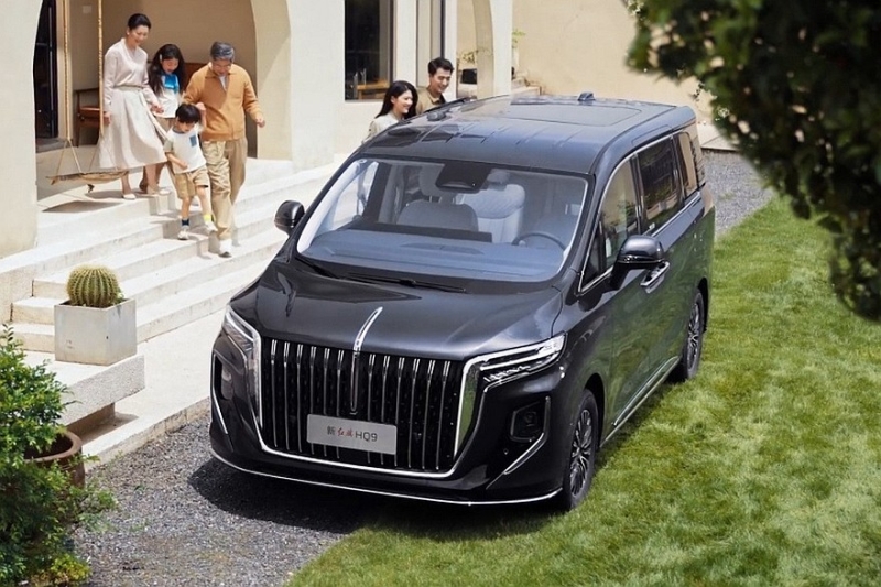 Обновлённый седан Hongqi H5 поступил в продажу, компанию ему составил улучшенный минивэн HQ9
