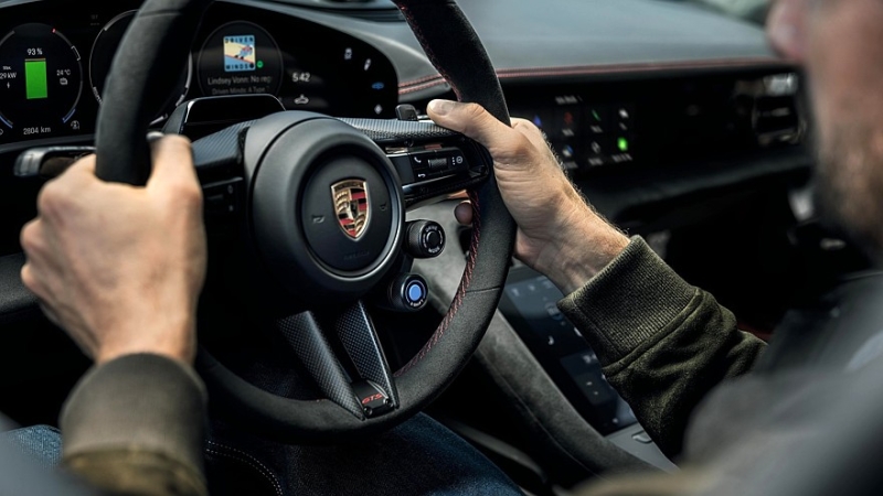 Для Porsche Taycan теперь доступны фальшивая коробка передач и нарисованный тахометр