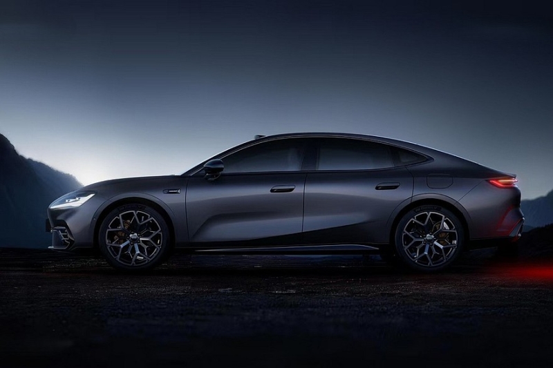 Эффектный седан Geely Galaxy TT показался на новых официальных фото