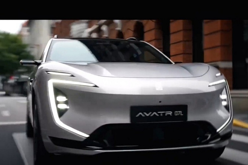 Удлинённый кроссовер Avatr 07L готовится к дебюту: показан интерьер