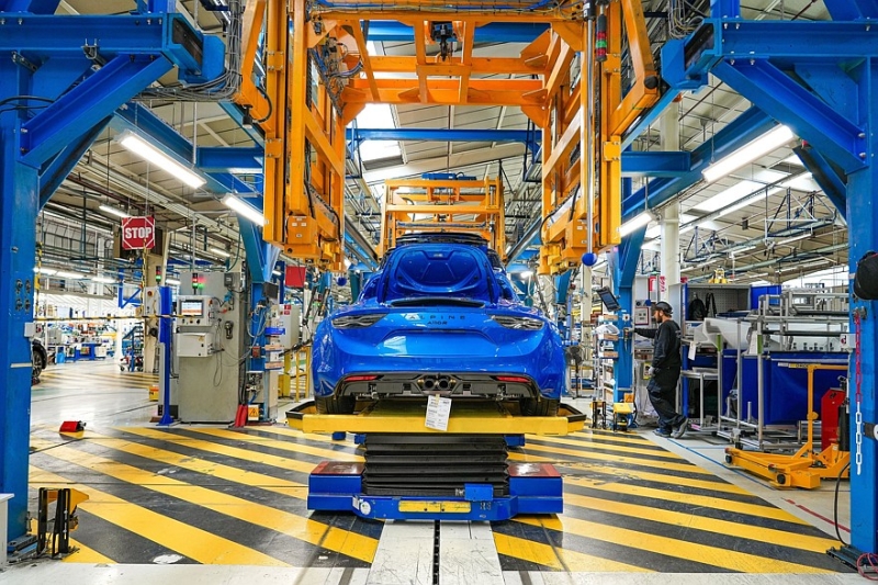 Бензиновый Alpine A110 снят с производства, на смену идёт преемник на новой платформе