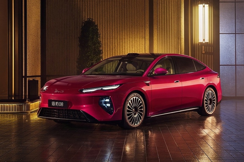 Флагманский седан BYD Seal 08 предложен с несколькими вариантами техники, есть полный привод