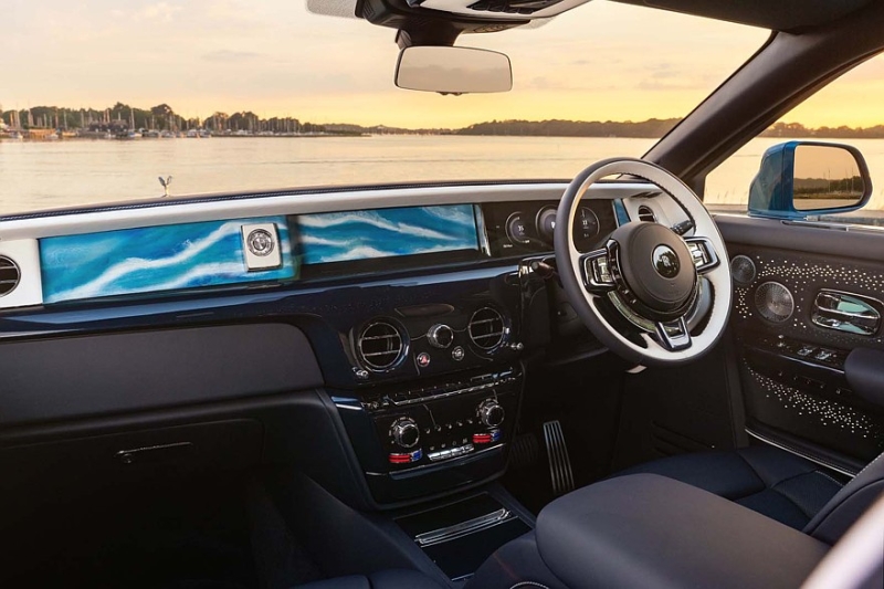 Rolls-Royce подготовил «сухопутную яхту»: представлен Phantom Regatta
