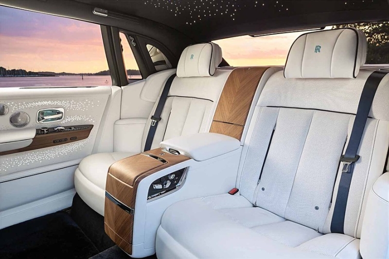 Rolls-Royce подготовил «сухопутную яхту»: представлен Phantom Regatta