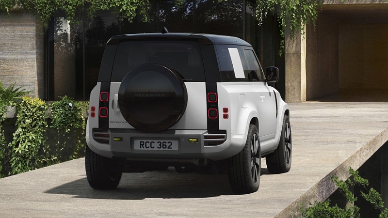Внедорожник Land Rover Defender получил пересмотренную моторную гамму