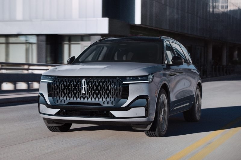 Обновлённый кроссовер Lincoln Nautilus: разное оформление «лица», техника прежняя