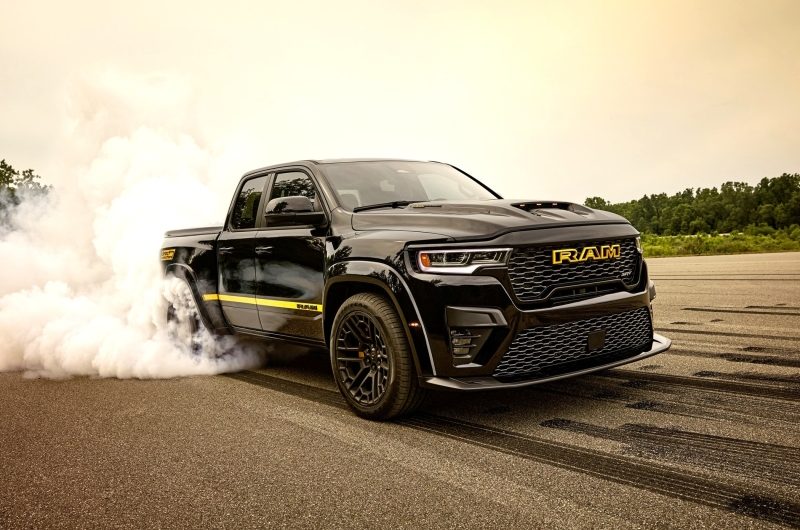 Заводской тюнинг для Ram 1500 Rumble Bee: большие «мясорубки», подвеска, выхлоп, декор