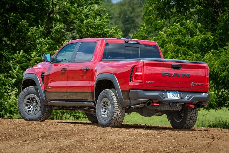 Заводской тюнинг для Ram 1500 Rumble Bee: большие &laquo;мясорубки&raquo;, подвеска, выхлоп, декор