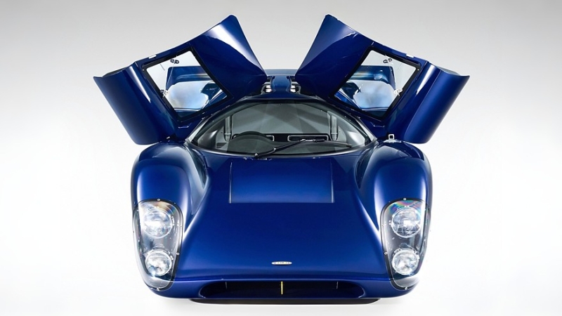 Гоночная легенда 1960-х Lola T70 возродилась в виде крутого заводского рестомода