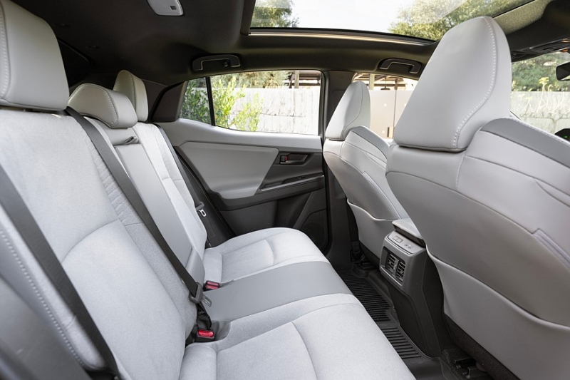 Полноприводный кроссовер Toyota C-HR: дешевле брата Subaru Uncharted в аналогичных версиях