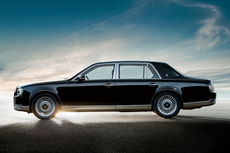 Представительский седан Toyota Century: скромные обновки и нескромное подорожание