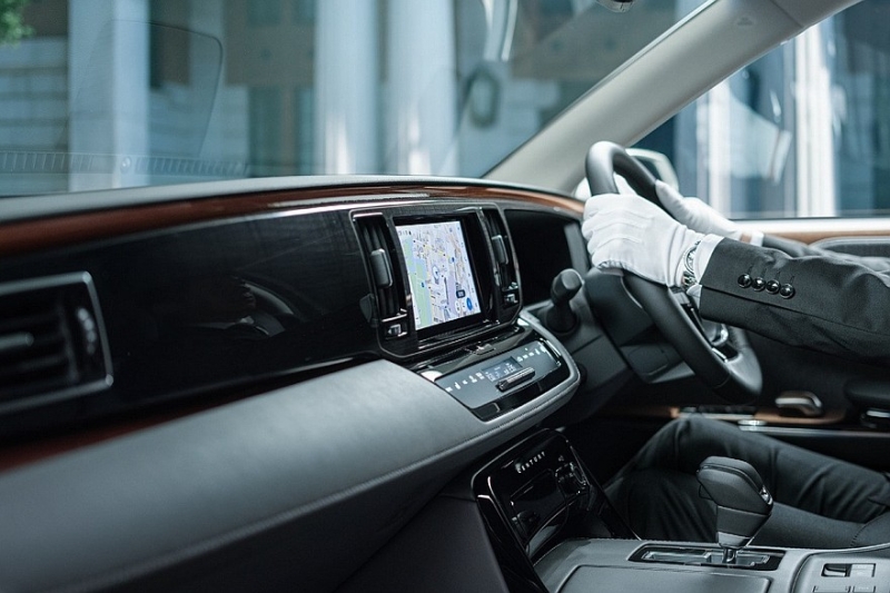 Представительский седан Toyota Century: скромные обновки и нескромное подорожание