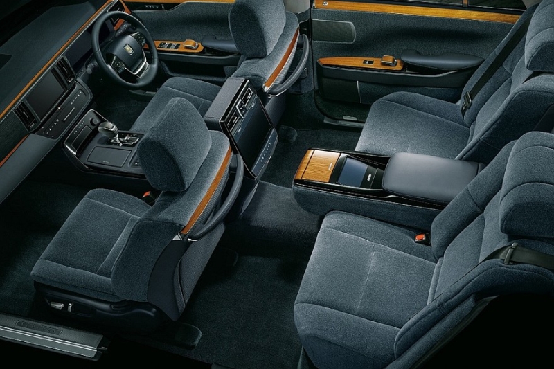 Представительский седан Toyota Century: скромные обновки и нескромное подорожание