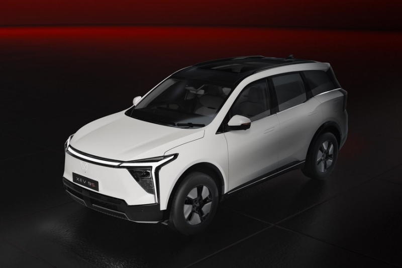 Семиместный кроссовер Mahindra XEV 9S представлен с несколькими вариантами начинки